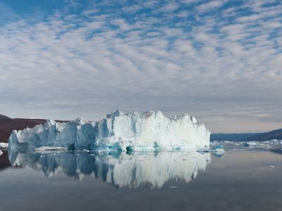 Eisberg im Rødefjord („Roter Fjord“) im inneren Scoresbysund, Ostgrönland (© Vreni & Stefan Gerber)