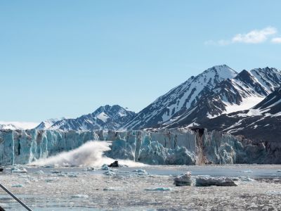 Immer wieder kann man Gletscher beim kalben beobachten, hier im Kongsfjord. (© Vreni & Stefan Gerber