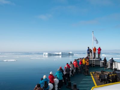 Die MS Plancius unterwegs im Norden von Spitzbergen. (© Vreni & Stefan Gerber)