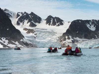 Zodiac-Fahrt im Raudfjord, an der Nordwestküste Spitzbergens. (© Vreni & Stefan Gerber)