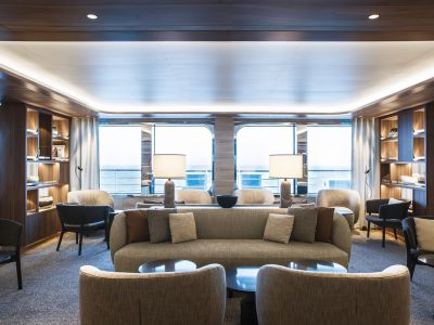 LE_Commandant_Charcot_-_250CHARCOT-TRI21-100353_Shooting-Deco_CDT-Charcot_Main-Lounge_-_PONANT-Gilles_Trillard_1920