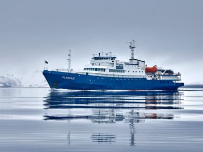 Aussenansicht (© Mike Louagie / Oceanwide Expeditions)