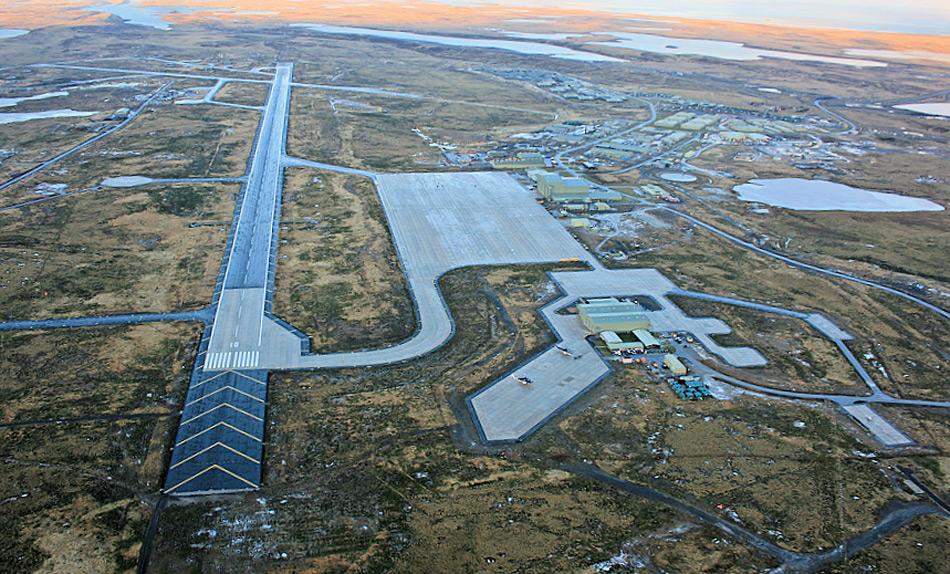 Der Mount Pleasant Airport auf den Falkland Inseln wird von der RAF verwaltet betrieben, erlaubt aber auch zivilen Maschinen zu landen. Der Flughafen wurde 1985 eröffnet und ein Jahr später in Betrieb genommen. Bild: Donald Morrisson