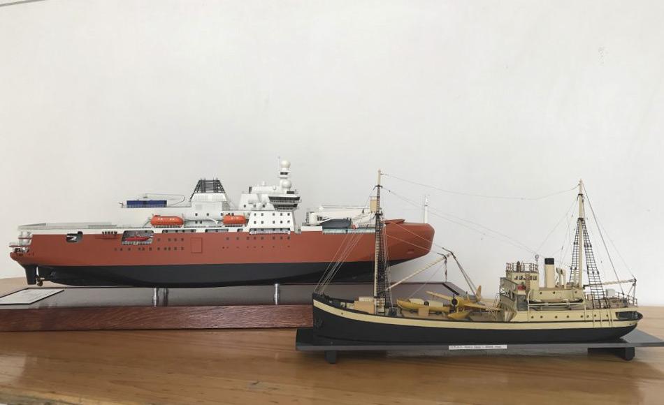 Das ein Meter lange Modell des neuen Eisbrechers steht neben einem Modell des ersten australischen Antarktis-Schiffes der Wyatt Earp. (Foto: Eliza Grey)