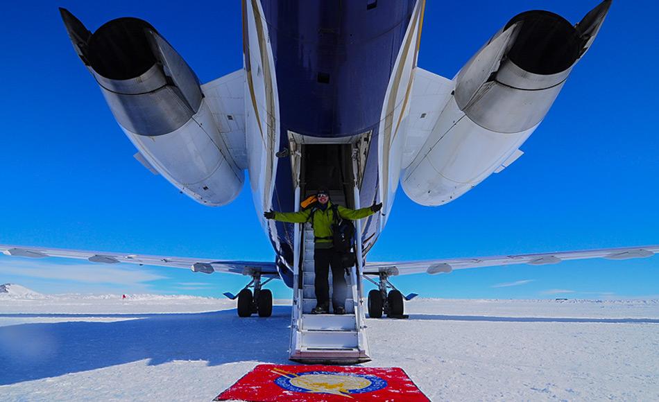 Ankunft in der Antarktis am Unknown International Airport. Bild: White Desert