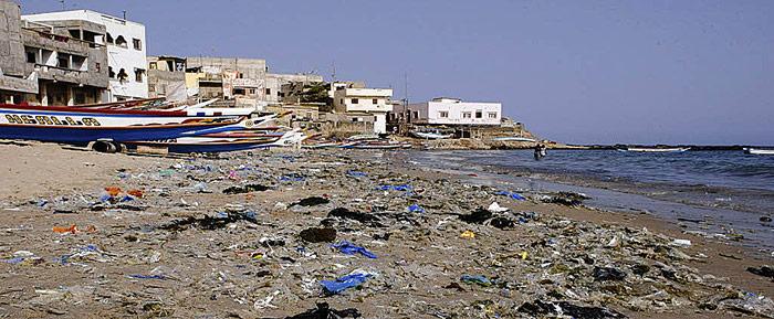 Vermüllter Badestrand – nicht gerade die beste Adresse um Urlaub zu machen.