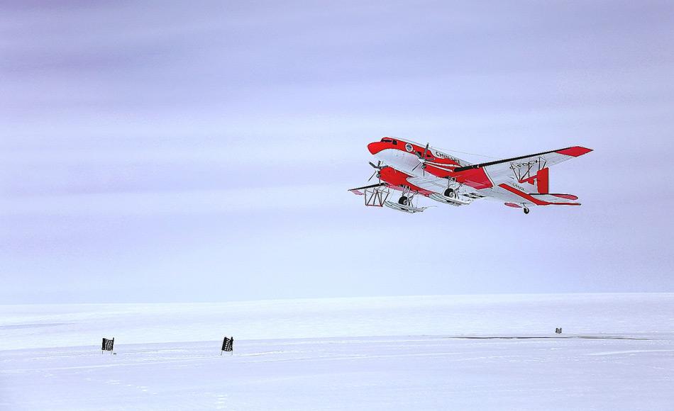 Ein Snow Eagle Flugzeug hebt ab, um über einer der letzten unerforschten Regionen der Erde, dem Prinzessin Elizabeth Land, Messungen durchzuführen. Ausgestattet mit Radarantennen, die es den Forschern erlauben durch das Eis zu sehen, wird es nach Strukturen unter dem Eis, wie Bergen, Schluchten und Seen suchen. (Quelle: Durham University)