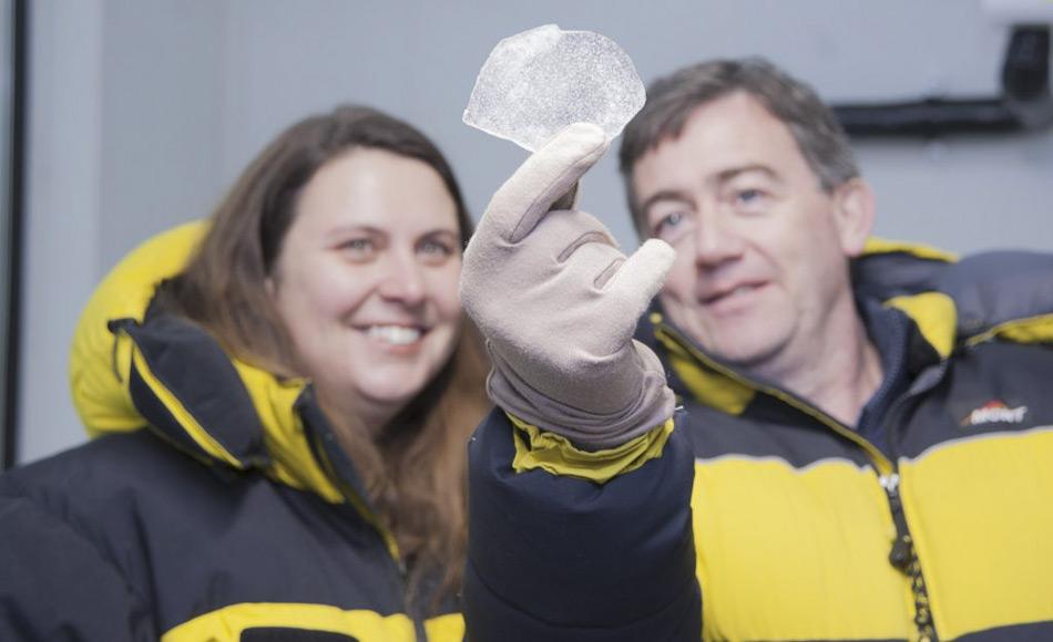 Privatdozentin Nerilie Abram von der Australian National University und Glaziologe Dr. Mark Curran von der Australian Antarctic Division betrachten einen Eiskern. Eisbohrkerne aus Grönland und der Antarktis bieten die Möglichkeit die Temperaturen auf der Erde in der Vergangenheit zu rekonstruieren. Bild: Oliver Berlin