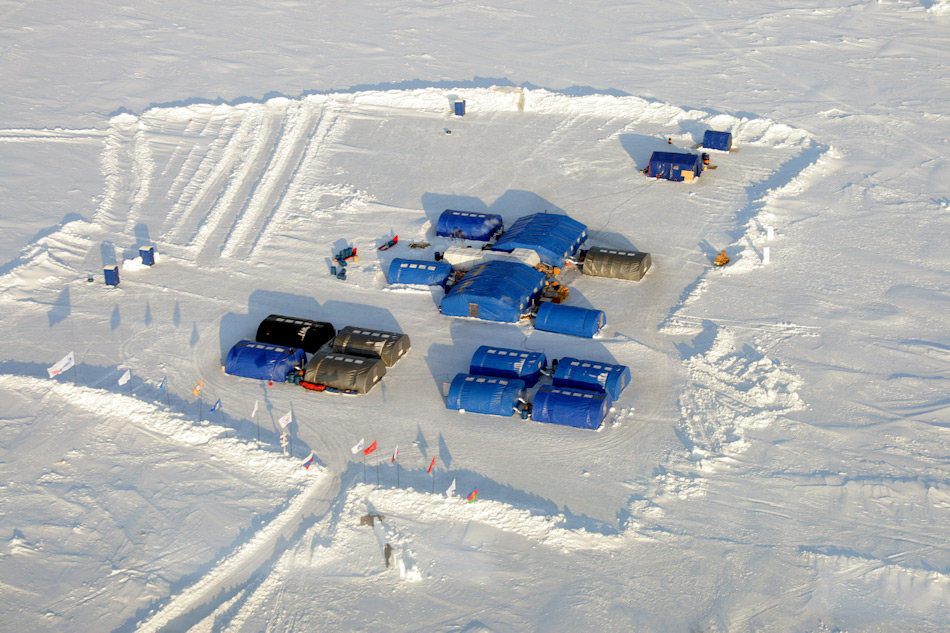 Das privat finanzierte und betriebene Camp Barneowird jedes Jahr rund 100 km vom Nordpol entfernt aufgebaut. Von diesem Camp aus starten Touristen und auch Wissenschaftler zu Expeditionen in Richtung Pol. Bild: Heiner Kubny