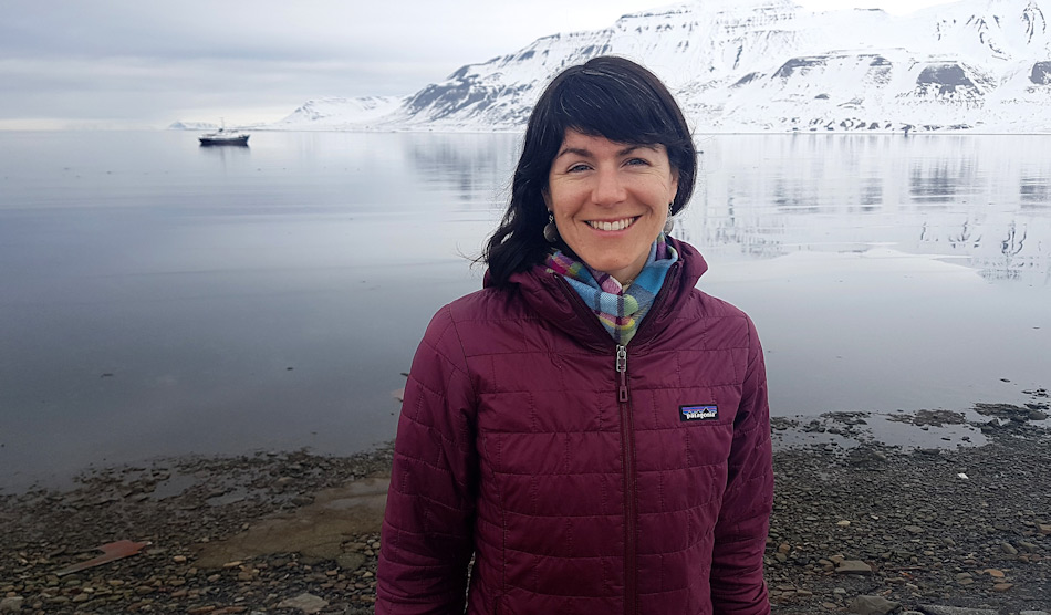 Die neu bestimmte Umweltbeauftragte, Sarah Auffret, hat lange in polaren Gebieten als Expeditionsleiterin und Stationsleiterin gearbeitet. In ihrer Position wird sie die AECO-BemÃ¼hungen zur Reduktion von PlastikmÃ¼ll auf Schiffen und an den StrÃ¤nden koordinieren. Bild: AECO