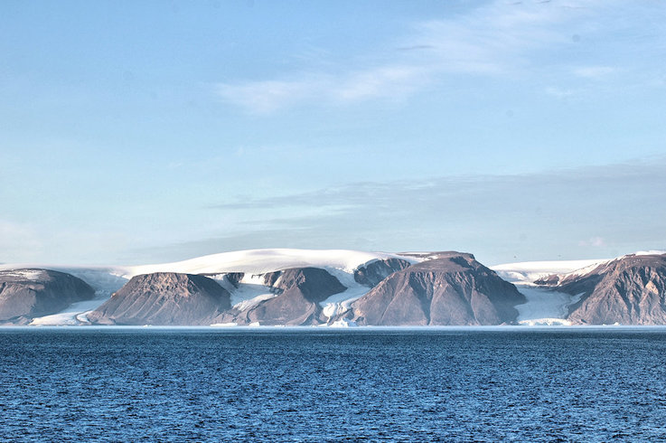 Das Gebiet Nordwestgrönlands ist unbewohnt wild. Der Eisschild reicht an vielen Orten bis an die
