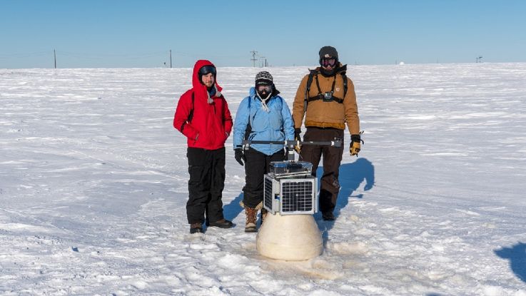 Die Gründerin und CEO von Ice911 Dr. Leslie Field (Mitte) bei Messungen auf dem Testgelände in