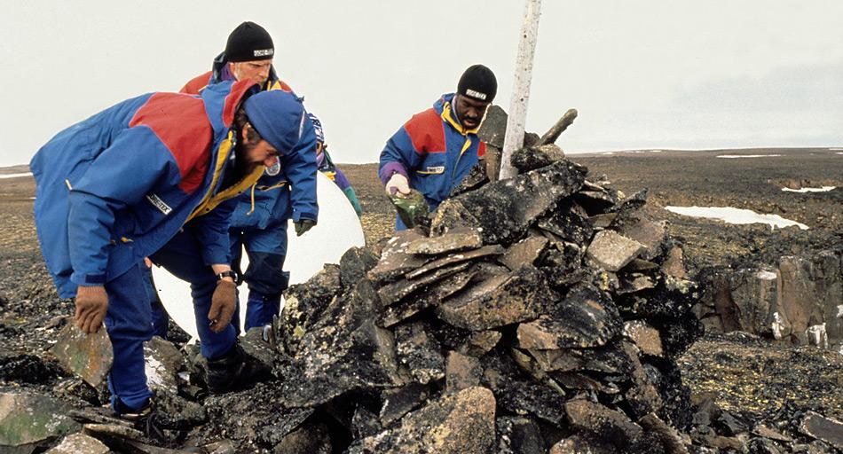 Schon im Jahr 1991 war Arved Fuchs mit einer Expedition in Franz Josef Land, hier am Grab von Otto Krisch, dem einzigen Opfer der Tegetthoff Expedition von 1872 bis 1874