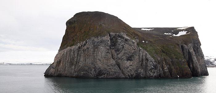 Der Rubini Rock in der Tichaja Bucht ist der grösste Vogelfelsen des Archipels und Brutplatz von Dickschnabellummen, Dreizehenmöwen, Gryllteisten und Eismöwen.