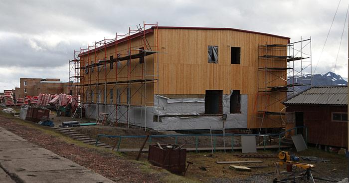 Angeblich soll in diesem Neubau die nördlichste Bierbrauerei eingerichtet werden.