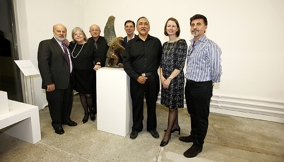 Prominente Gäste bei der Eröffnung in der Gallery v.l.n.r. Rocco Pannese von Toronto, Martha Cerny, Peter Cerny, Lou Ruffolo von Toronto, Künstler Abraham Anghik Ruben, Jennifer MacIntyre - Kanadische Botschafterin, Lou Santaguida von Toronto.